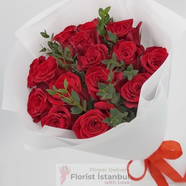 Roter Rosenstrauß 15 Rosen Resim 1